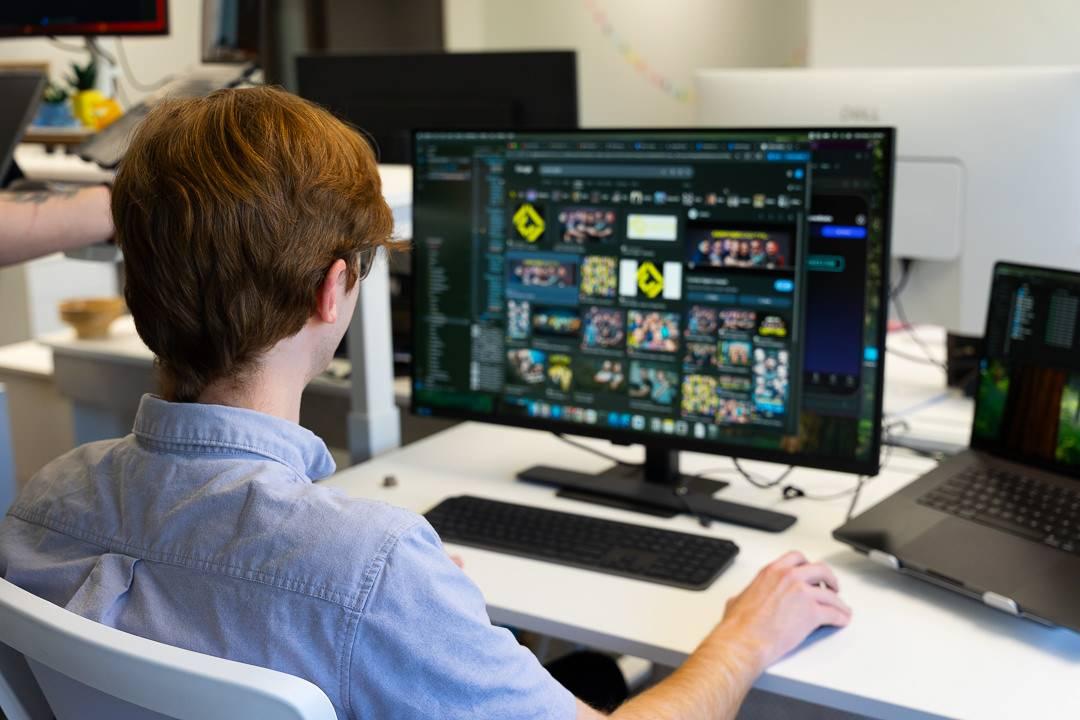 moonello-software-development-developer-at-computer